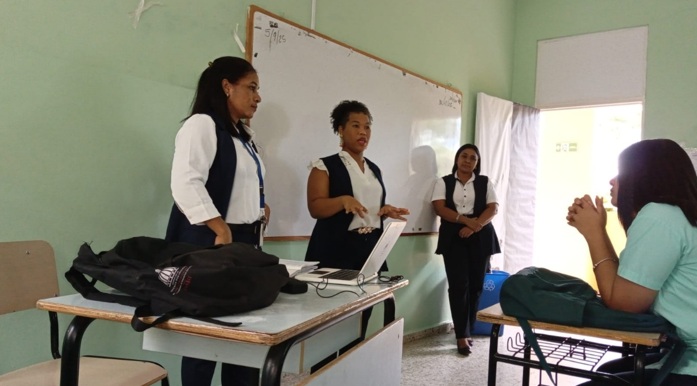 Maestras Yunilda Pérez, Hanoi Del Rosario y Miledis De León, orientando a los estudiantes para la creación de la campaña