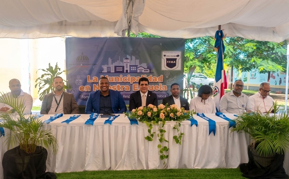 Mesa de Honor, acto de investidura y juramentación de los estudiantes electos como autoridades de la Alcaldía Escolar, por parte de las autoridades presente. 2/2