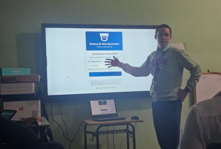 Presentación del programa de votación electrónica creado por los estudiantes de Desarrollo Informático.